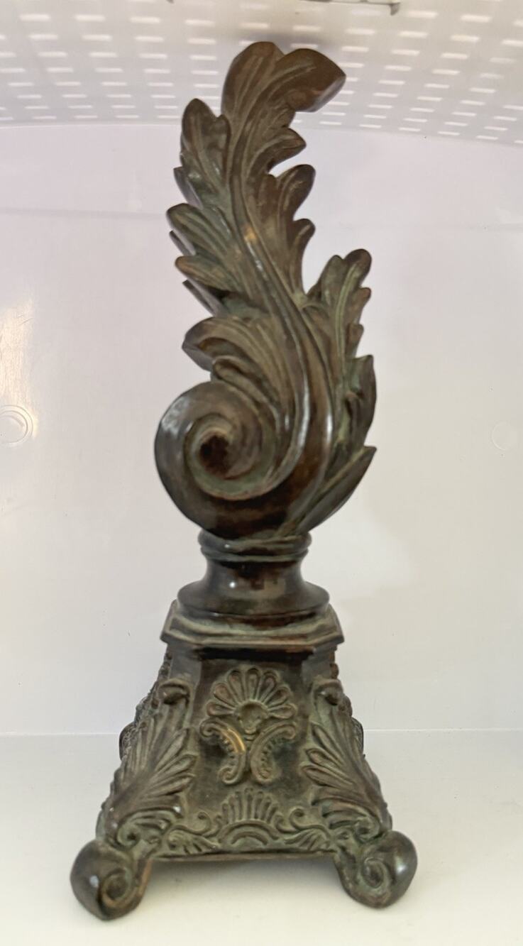 Vintage Decorative Brown Resin Distressed Acanthus Leaf Finial Statue 14”